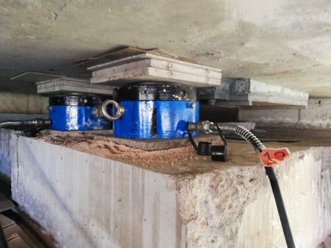 Bridge jacking and replacement of bearings HiSCS