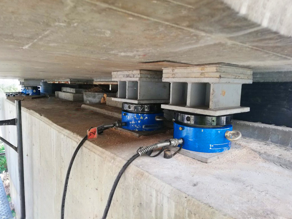 Hydraulic bridge jacking and replacement of sliding bearings