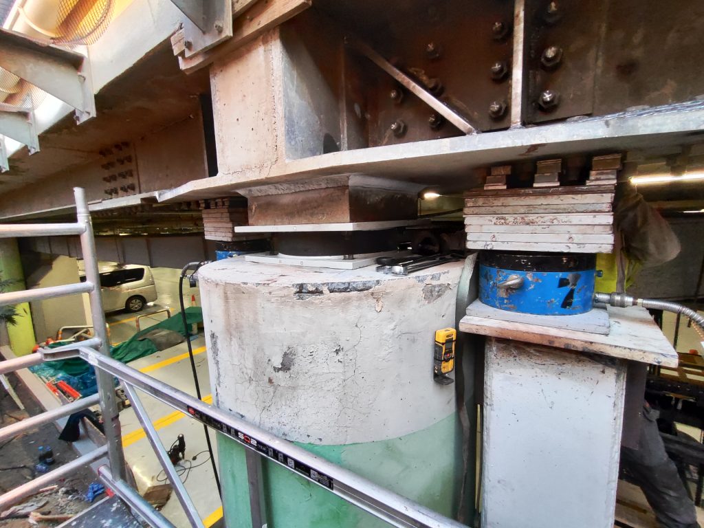 Jacking & lifting of Mall for Seismic Isolation Bearings Replacement
